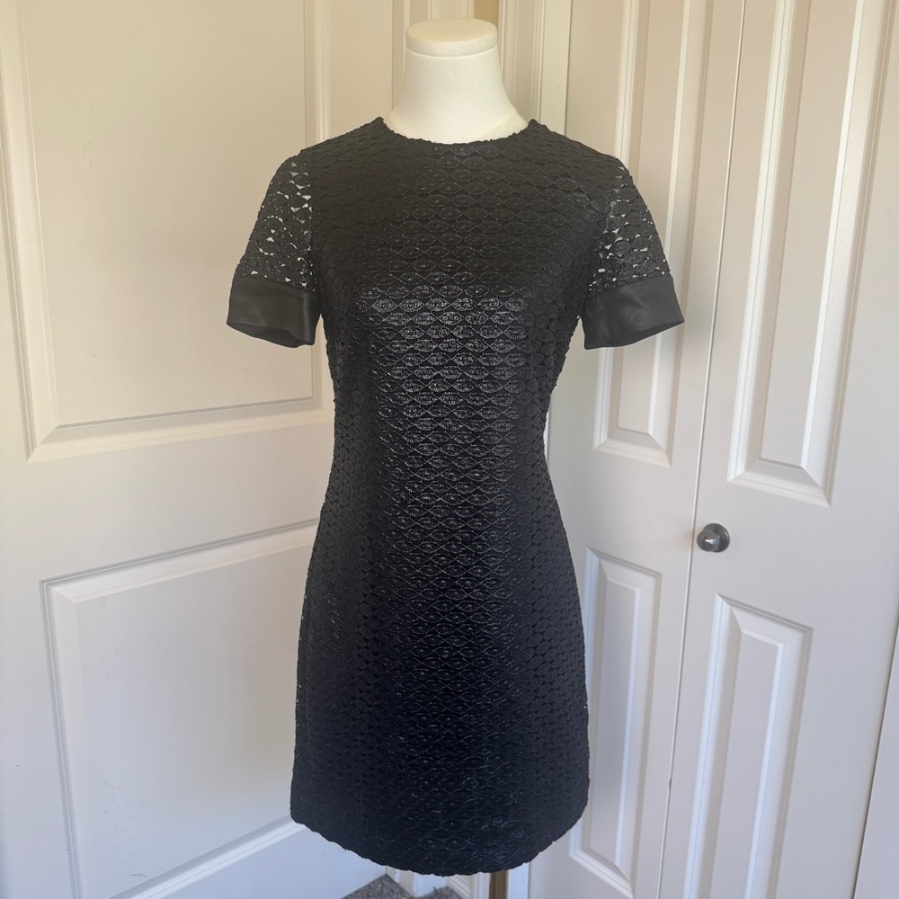 Diane von Furstenberg Black Textured Short Sleeve Sheath Dress Size 4